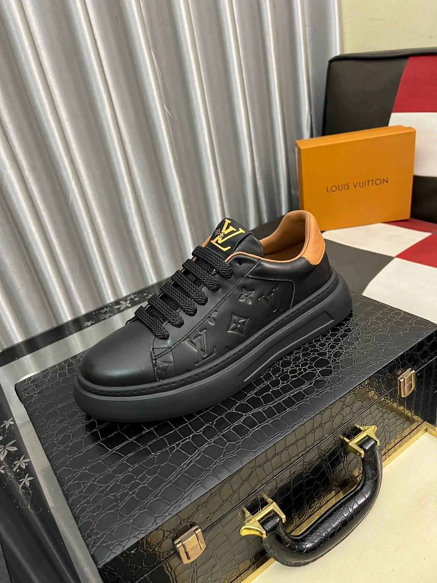 Men's shoes 💰480⌚️⌚️【LOUlS VUlTTON】Louis Vuitton～unique modern sneakers. LV counter purchasing 🏃casual shoes😍😍 Men's 2025 counters are on sale at the same time. The original brand imported from Italy selects first-layer soft cowhide. ➕Special material 🐑Sheepskin lining Size: 38-442⃣️Colors available
